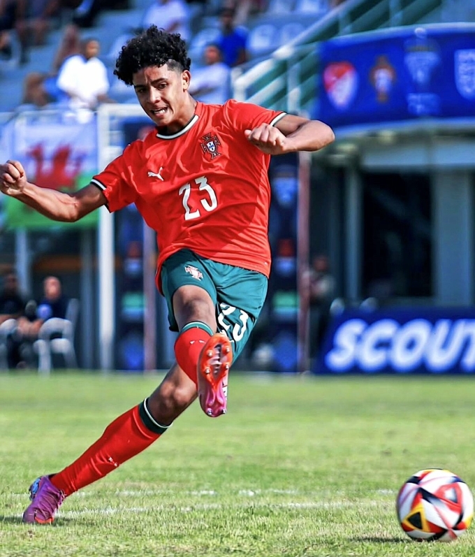 Cú đá thành bàn của Cristianinho trong trận Bồ Đào Nha thắng Xứ Wales tại giải giao hữu U16 trên sân Emirhan, thành phố Antalya, Thổ Nhĩ Kỳ ngày 1/11/2025. Ảnh: FFC