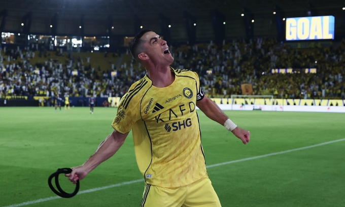 Ronaldo mừng bàn thắng quyết định trong trận Al Nassr thắng Al Fayha 2-1 trên sân Al Awwal Park, thành phố Riyadh, Arab Saudi tối 1/11/2025. Ảnh: Al Nassr