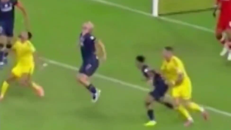 Ronaldo bị đối thủ ví như kẻ trộm phạt đền