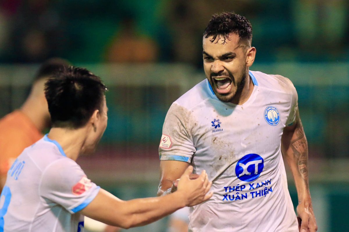 Brenner Nam dinh hoa 2-2 tren san Pleiku cua HAGL